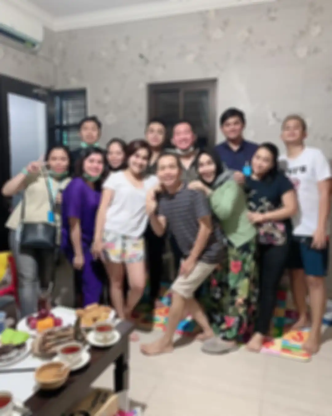 Penampilan rumahan Ayu Ting Ting cuma kekanakan hot pants saat buka bersama keluraga di rumah