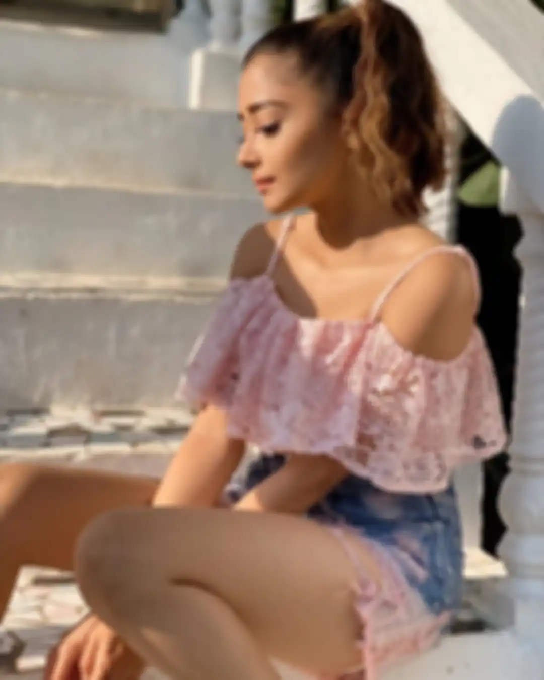 Tina Datta berjemur