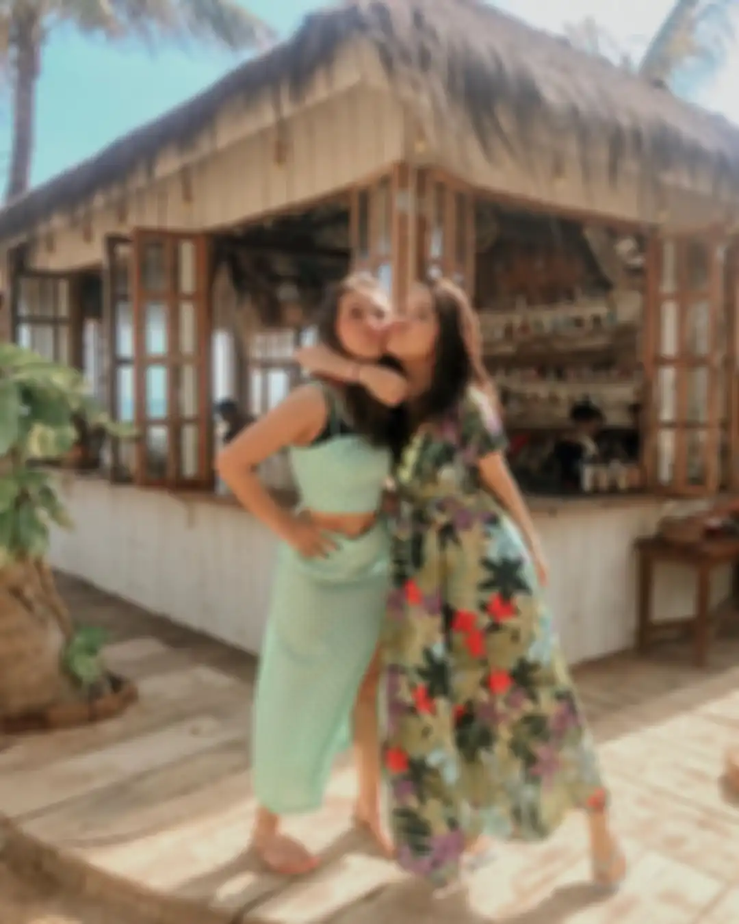 Gaya kompak Marsha Aruan dan Michelle Aruan