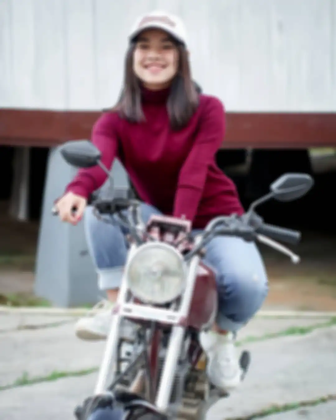 Gaya tomboy Chetryn Peto kakak kandung Betrand Peto. 