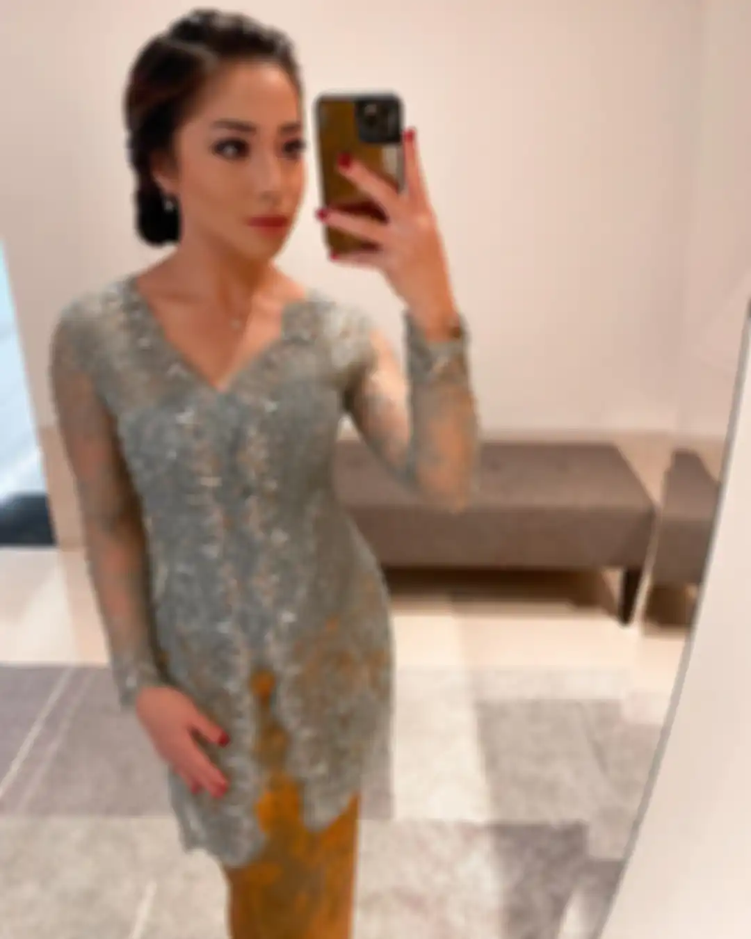 Nikita Willy juga mengenakan bawahan berupa rok motif batik nuansa warna cokelat