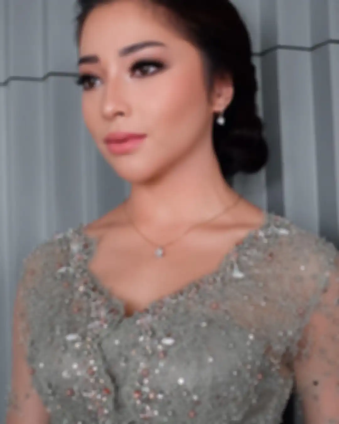 Tampilan Nikita Willy saat kondangan