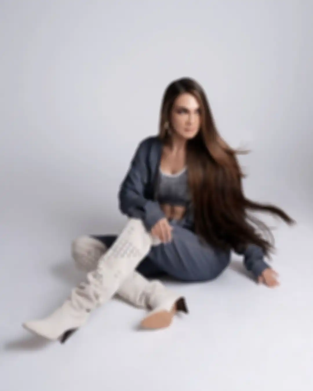 Luna Maya terlihat stylish dalam balutan busana model jumpsuit nuansa dark grey