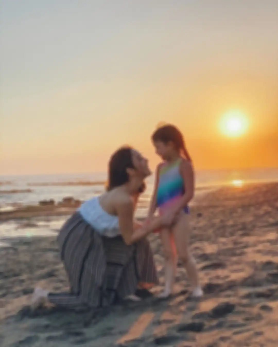 Gisella Anastasia dan Gempi tampak sedang di pantai