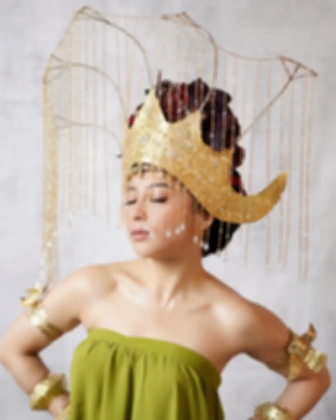 Nikita Willy saat pemotretan kenakan siger