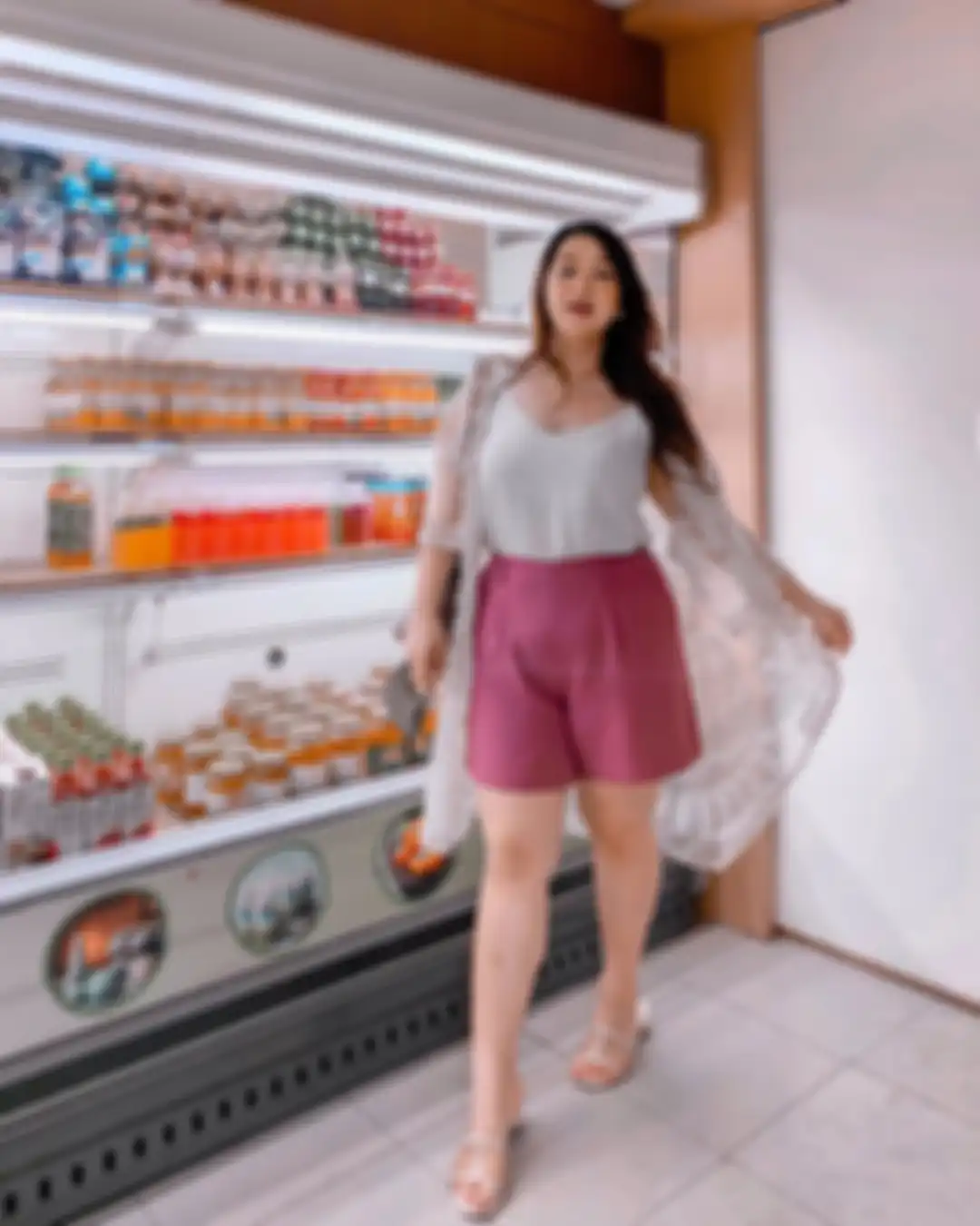 Gaya Irene Tan pakai celana pendek untuk paha besar