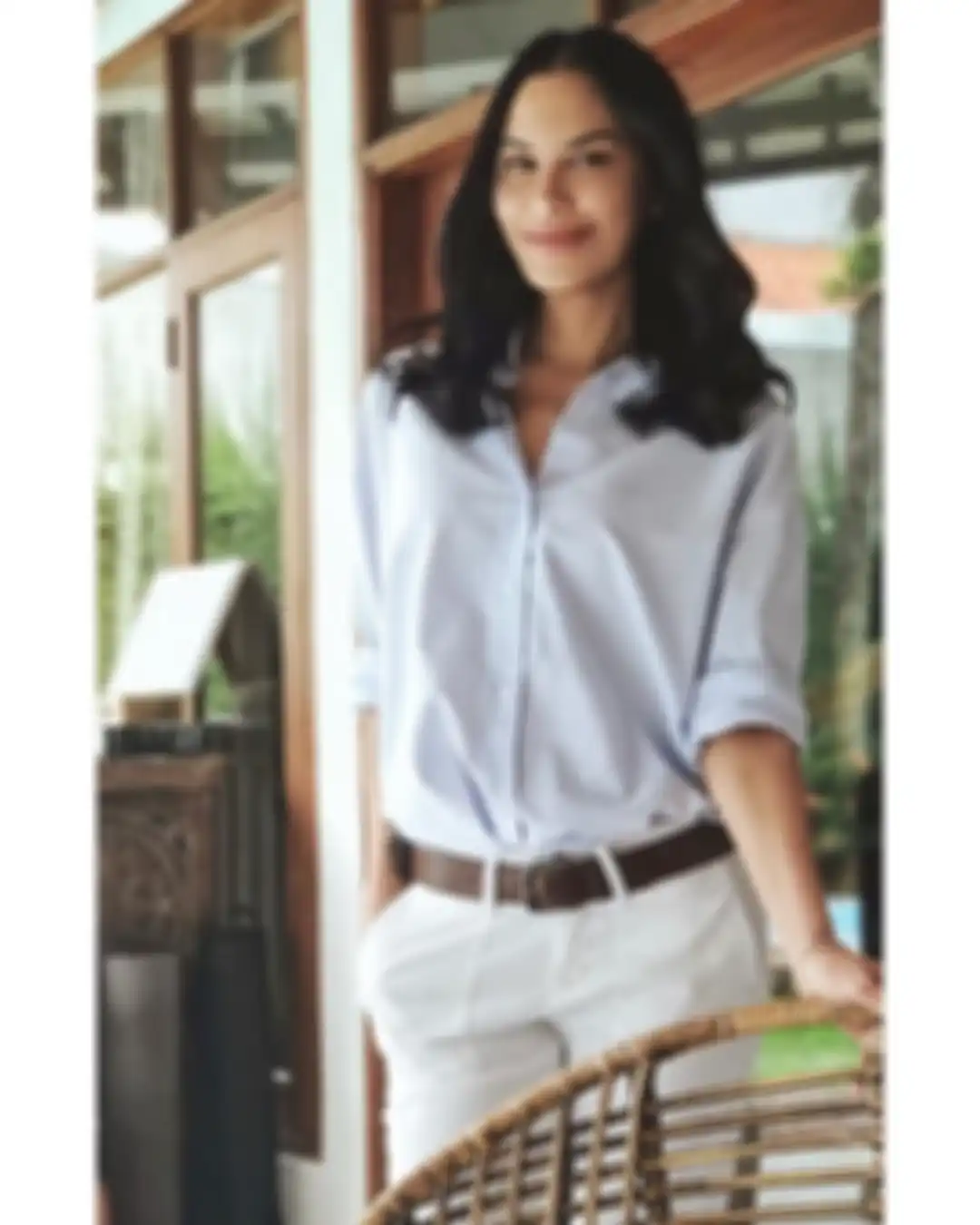 Tampilan Sophia Latjuba pakai kemeja putih