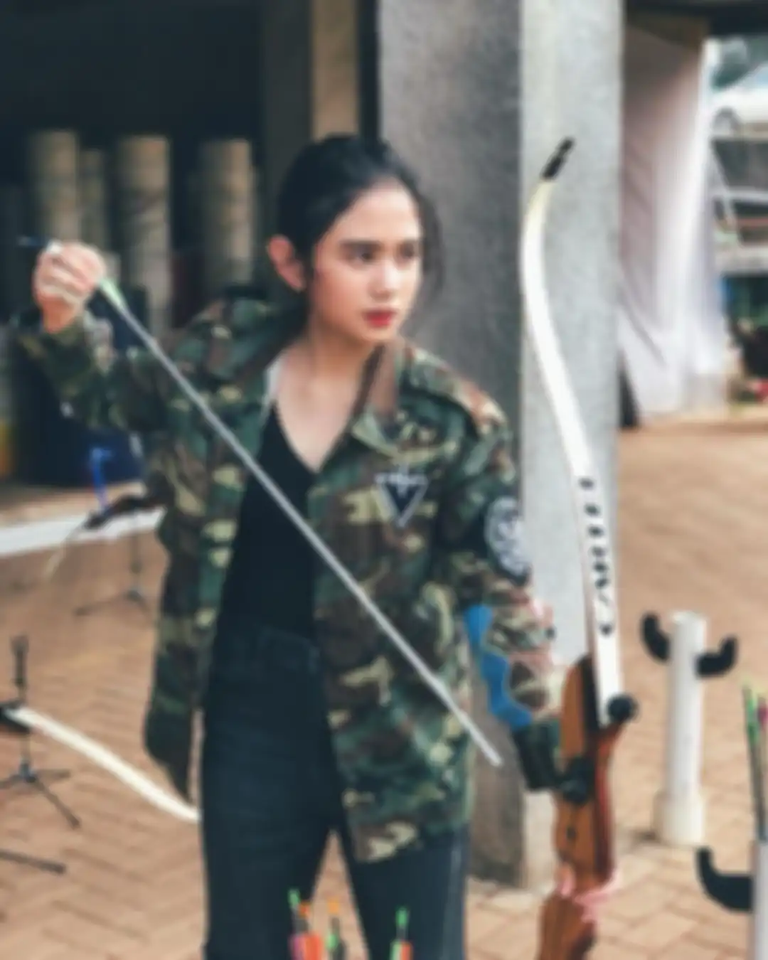 Ide OOTD pakai kaos hitam ala Tissa Biani