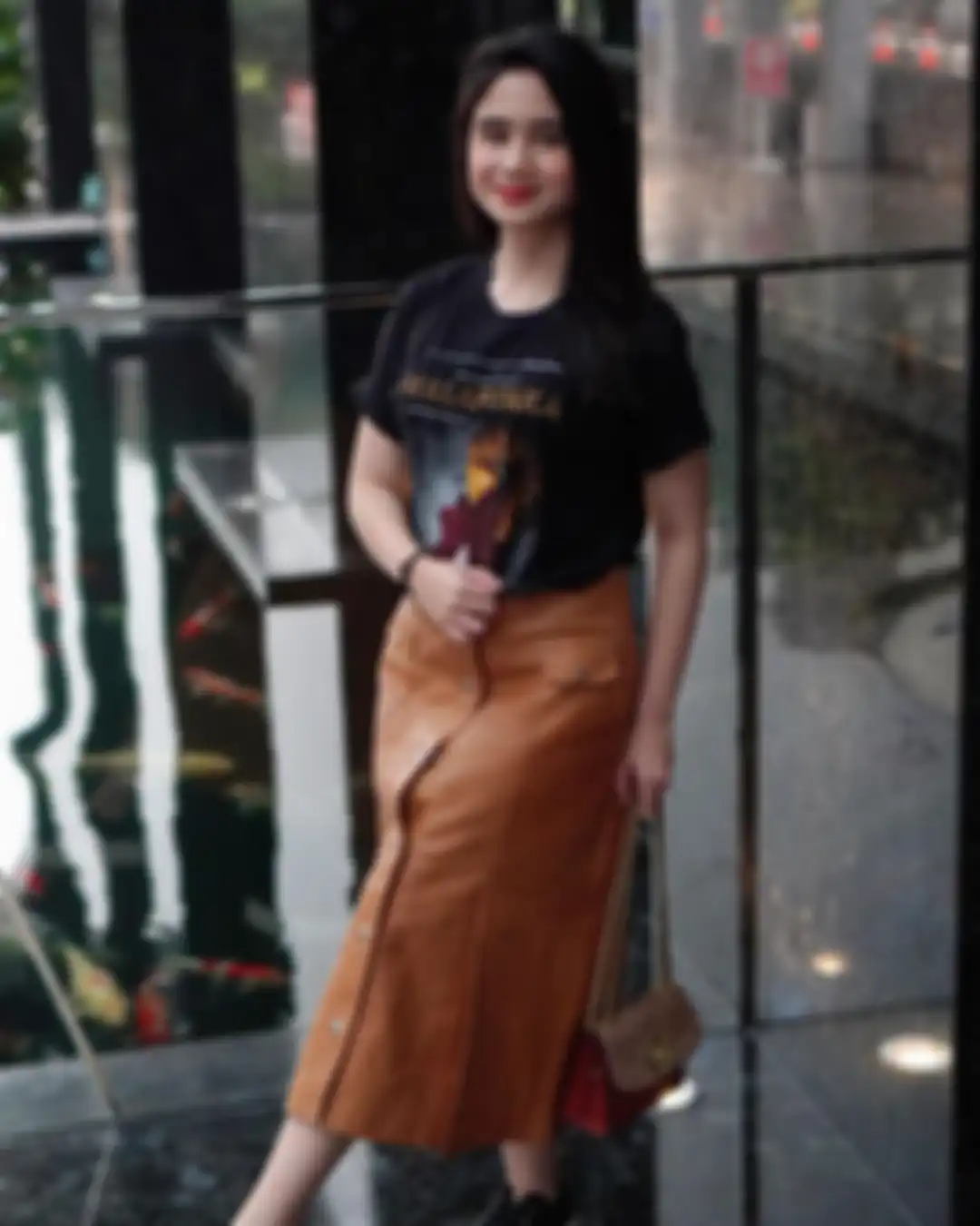 Ide OOTD pakai kaos hitam ala Tissa Biani