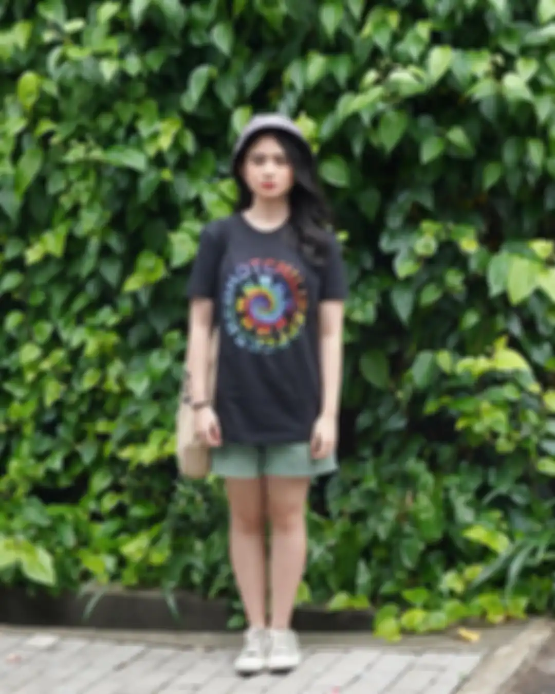 Ide OOTD pakai kaos hitam ala Tissa Biani
