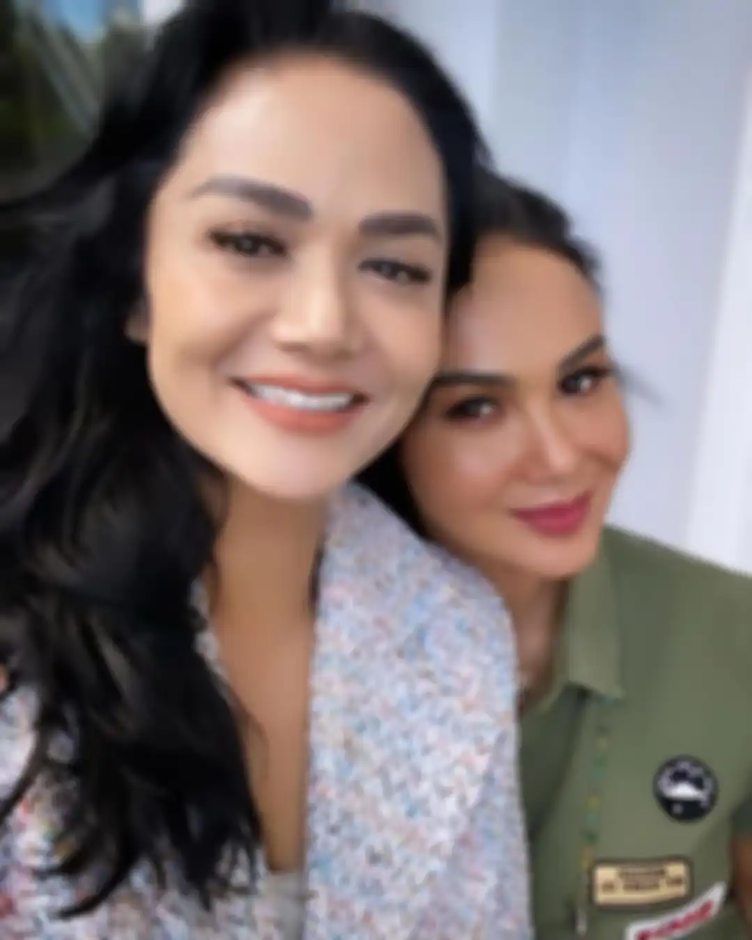Potret Yuni Shara saat foto bareng Krisdayanti yang malah disebut lebih muda daripada sang adik
