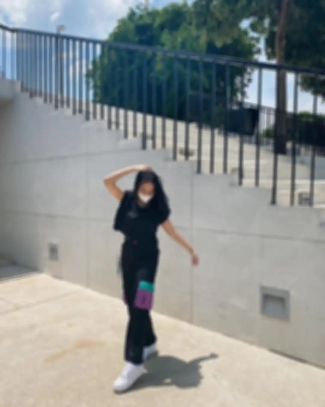 Outfit hitam ala Kaneishia Yusuf, putri bungsu Dede Yusuf