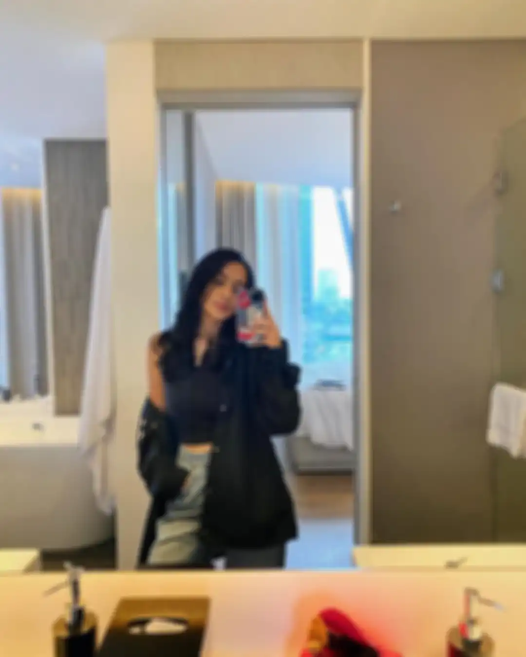 Outfit hitam ala Kaneishia Yusuf, putri bungsu Dede Yusuf