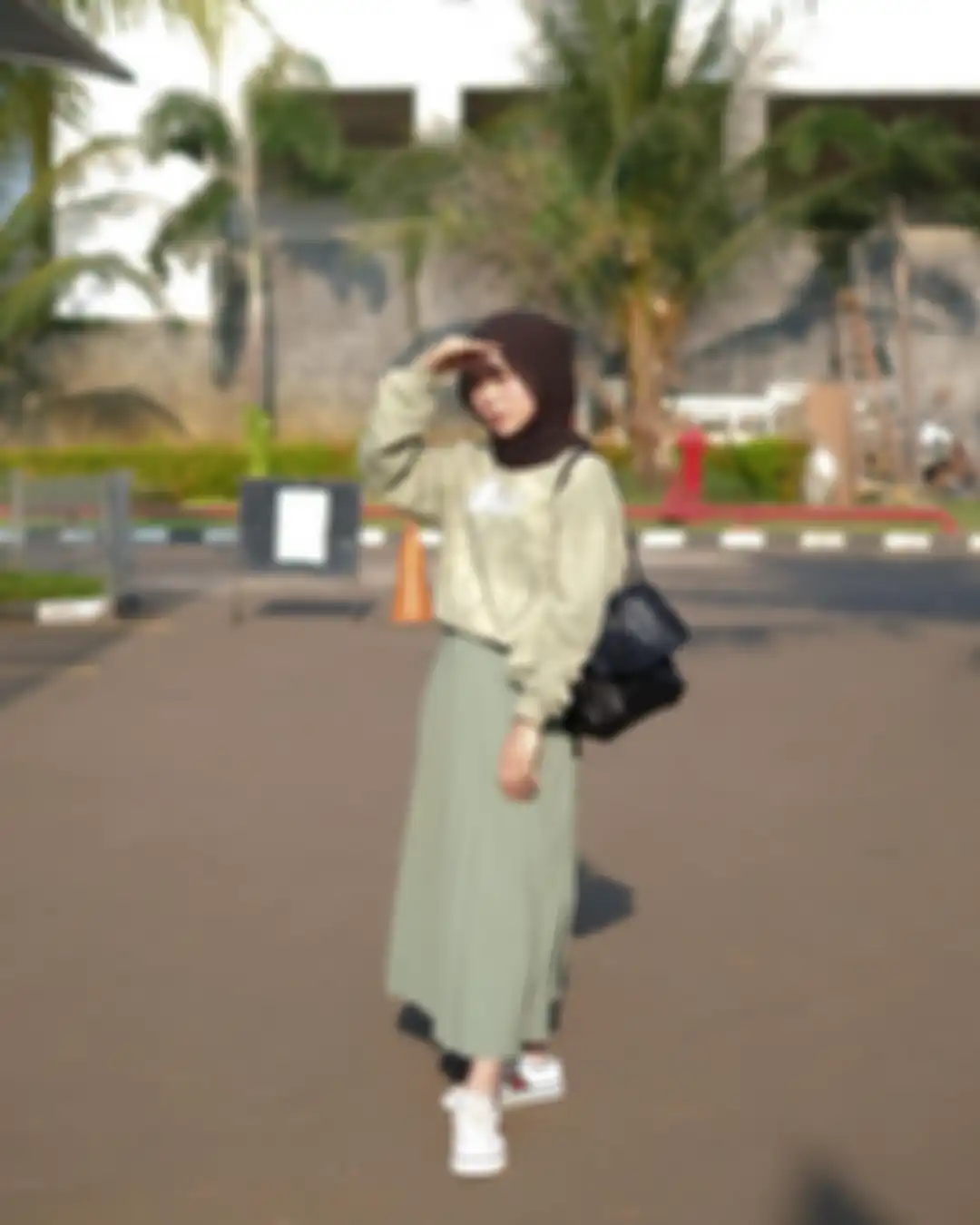 Gaya modis Lesty Kejora saat kenakan rok