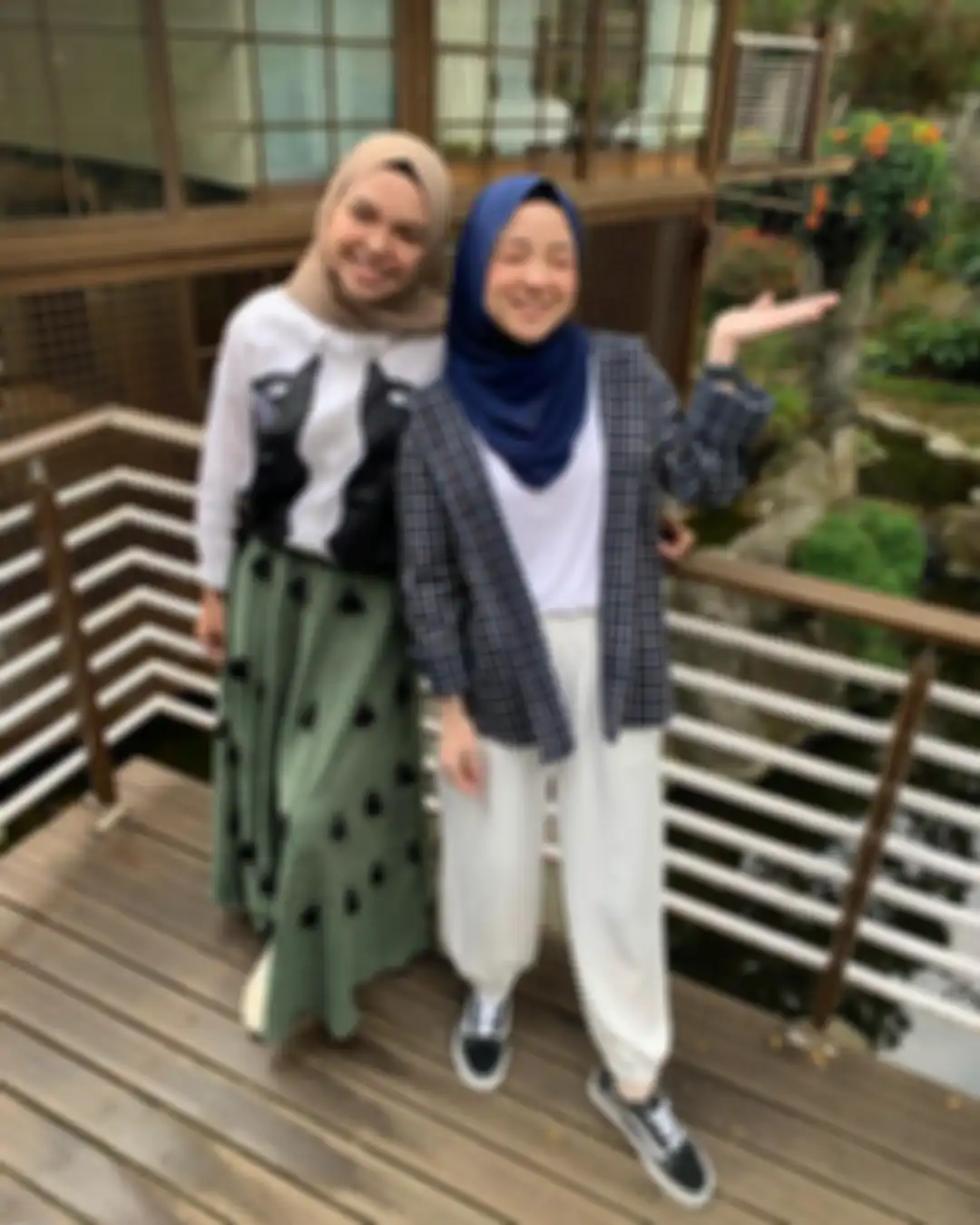 Fashion Nissa Sabyan kenakan outer hijab