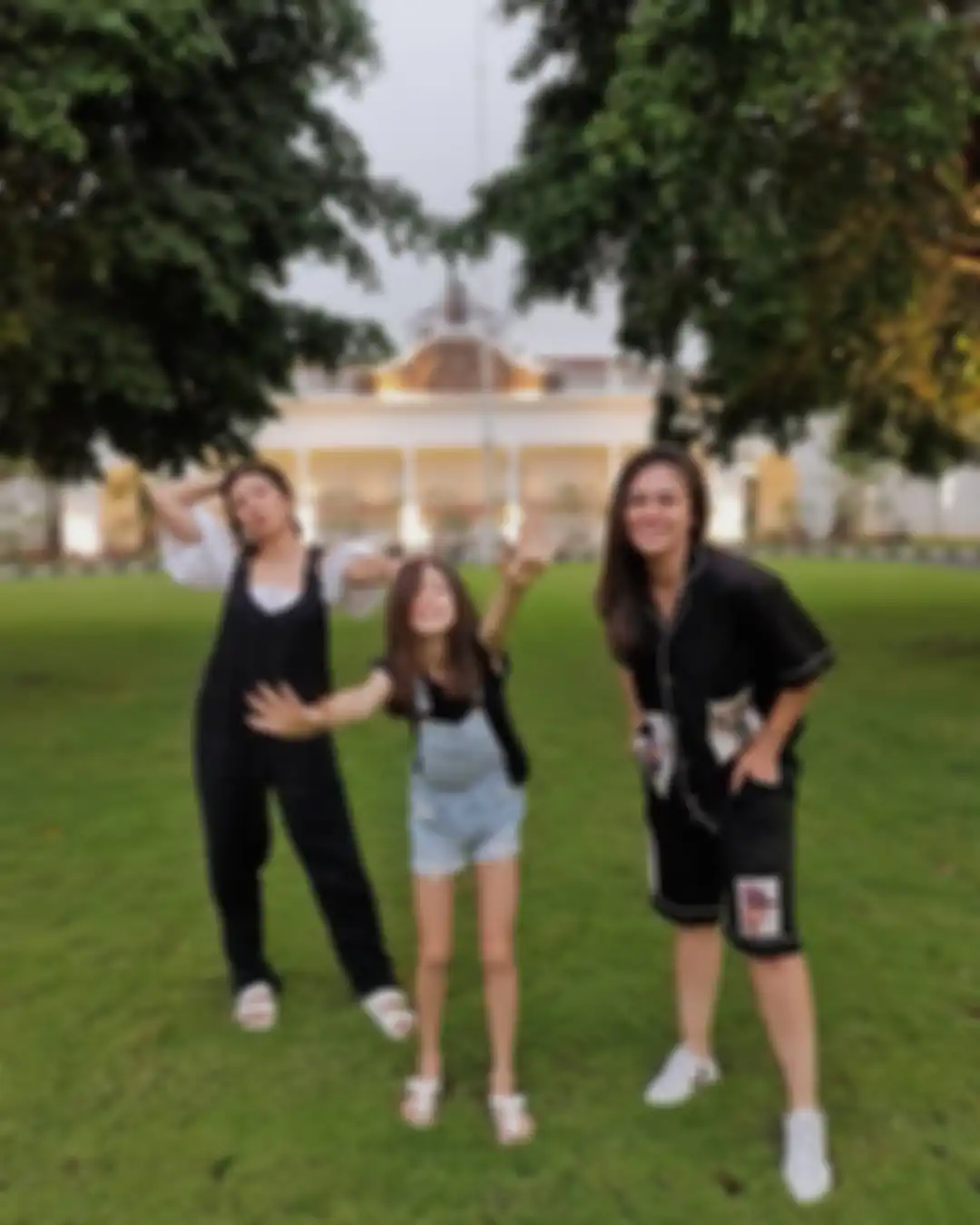Fashion kompak Wulan Guritno dan Shalom Razade