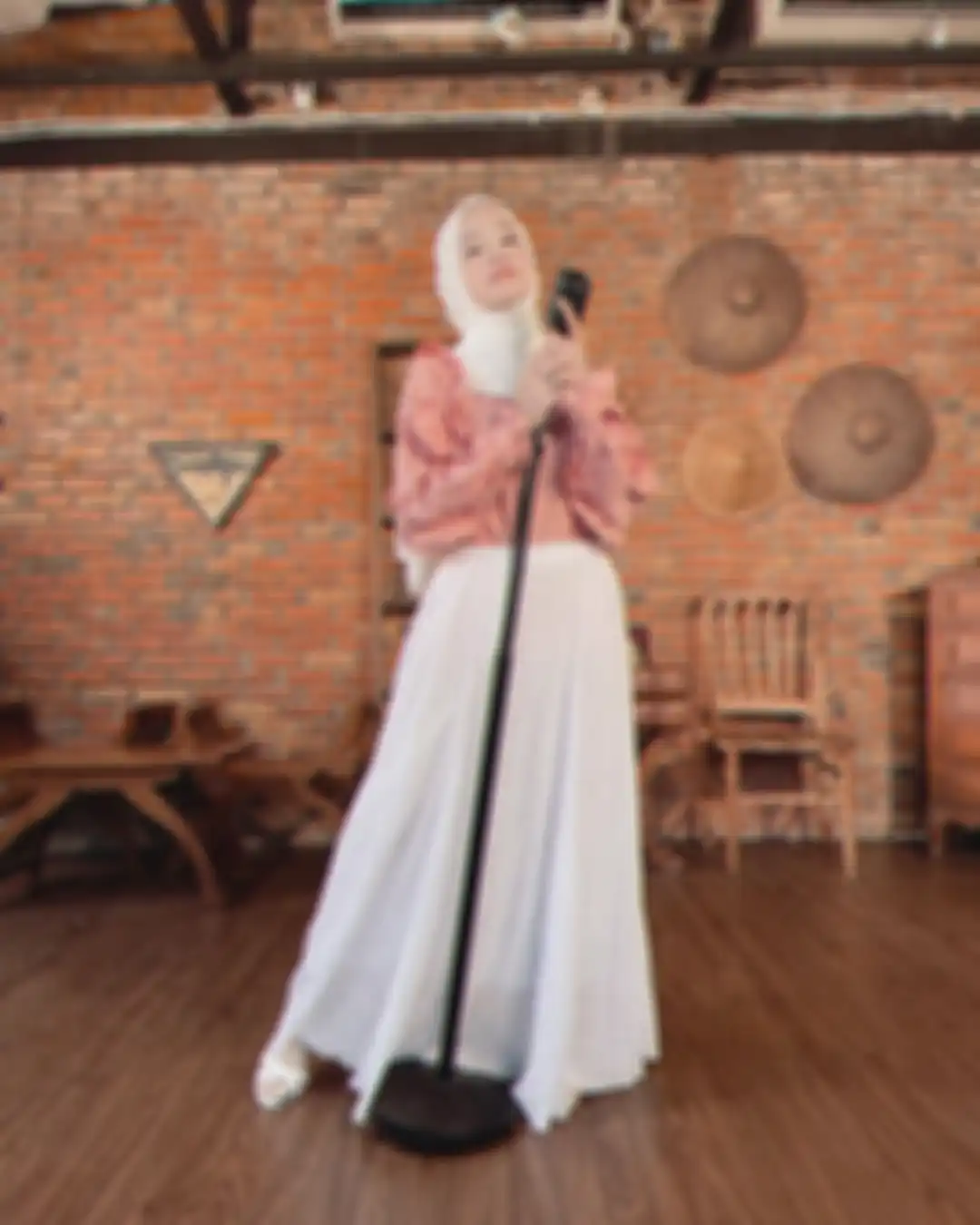 OOTD hijab dengan rok panjang ala Alma Esbeye