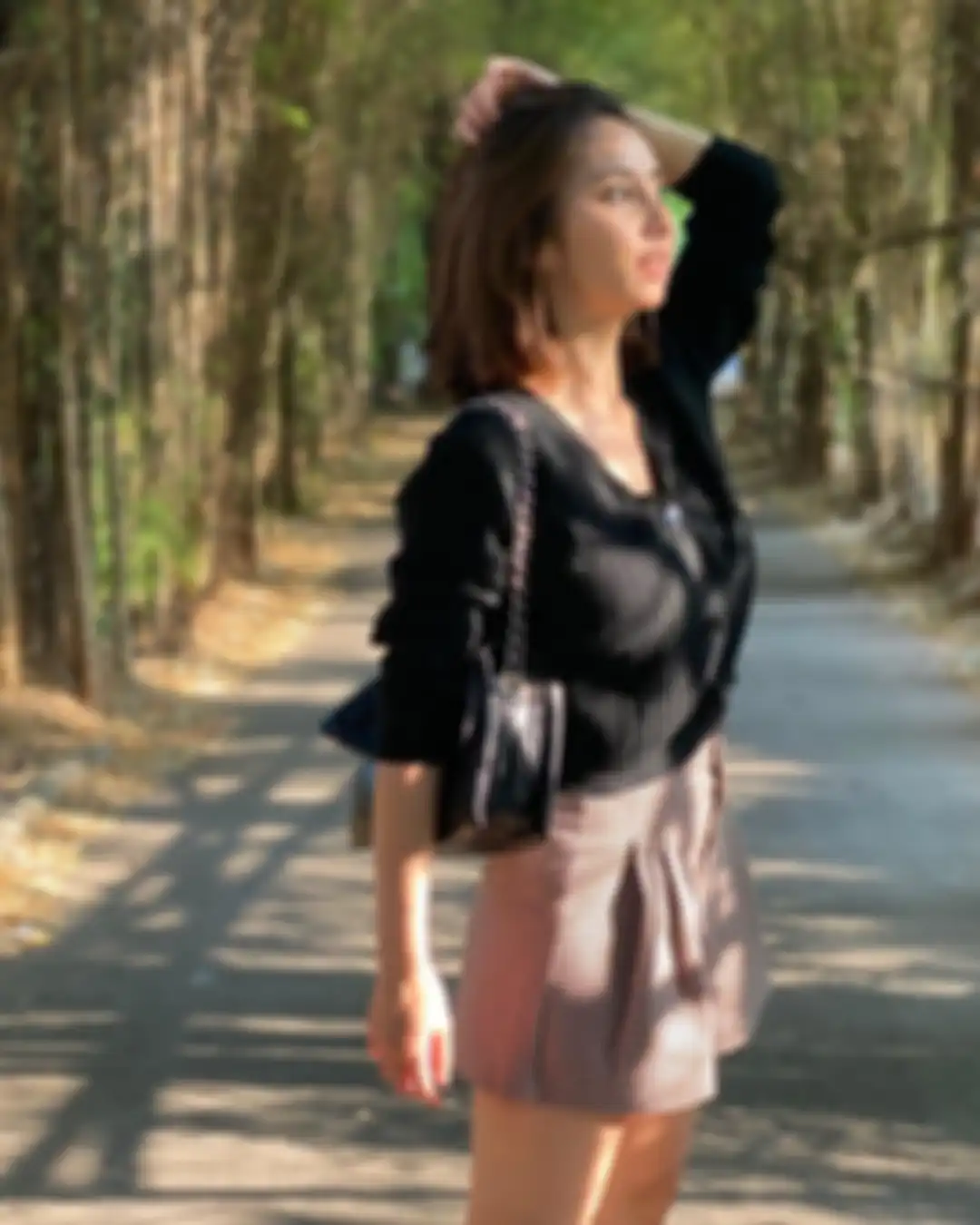 Outfit hitam ala pacar Joshua Suherman, Clairine Clay
