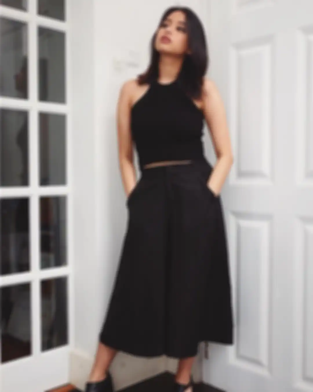 Outfit serba hitam kece ala adik Maudy Ayunda, Amanda Khairunnisa