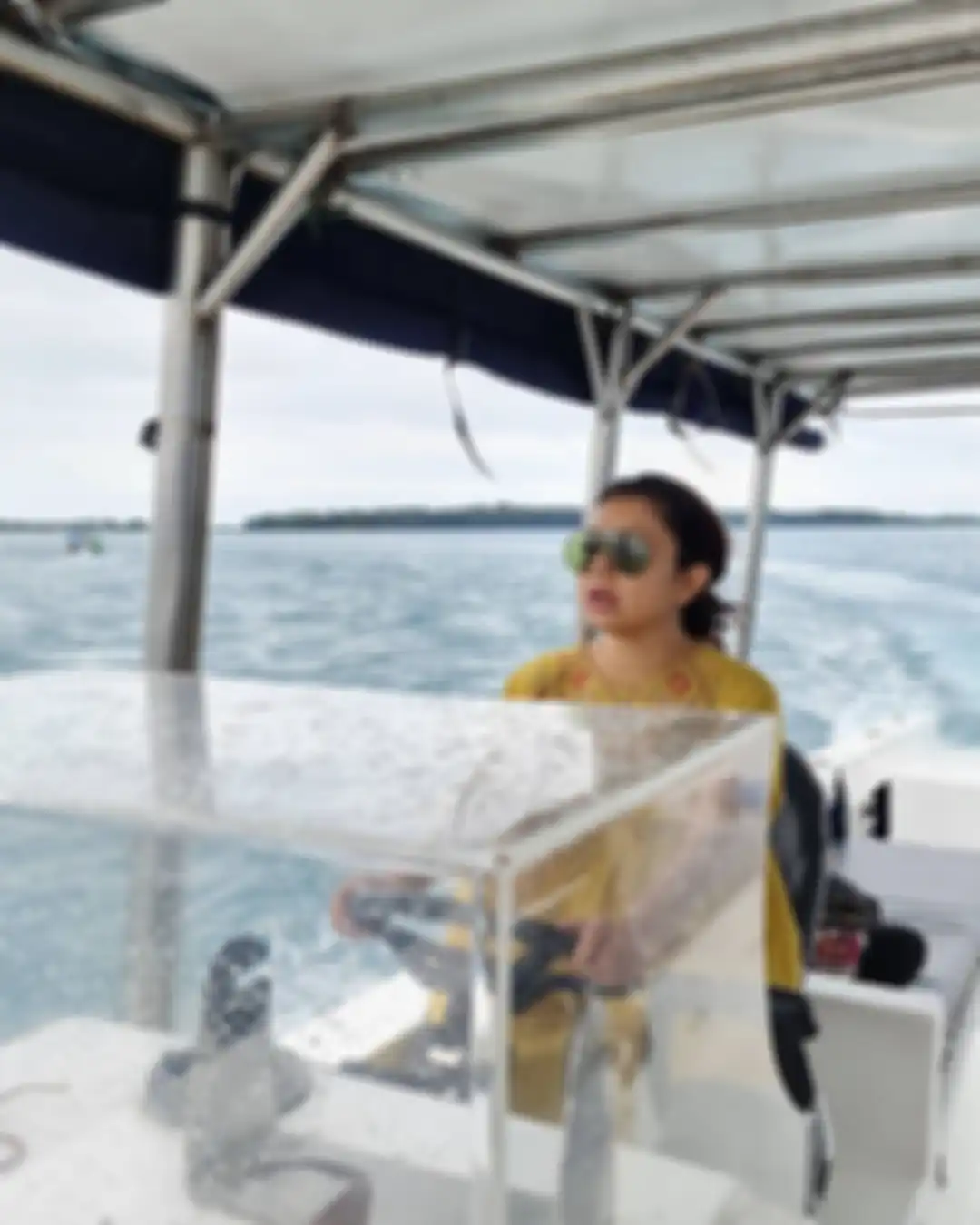 Gaya Mayangsari saat mengemudi kapal di lautan