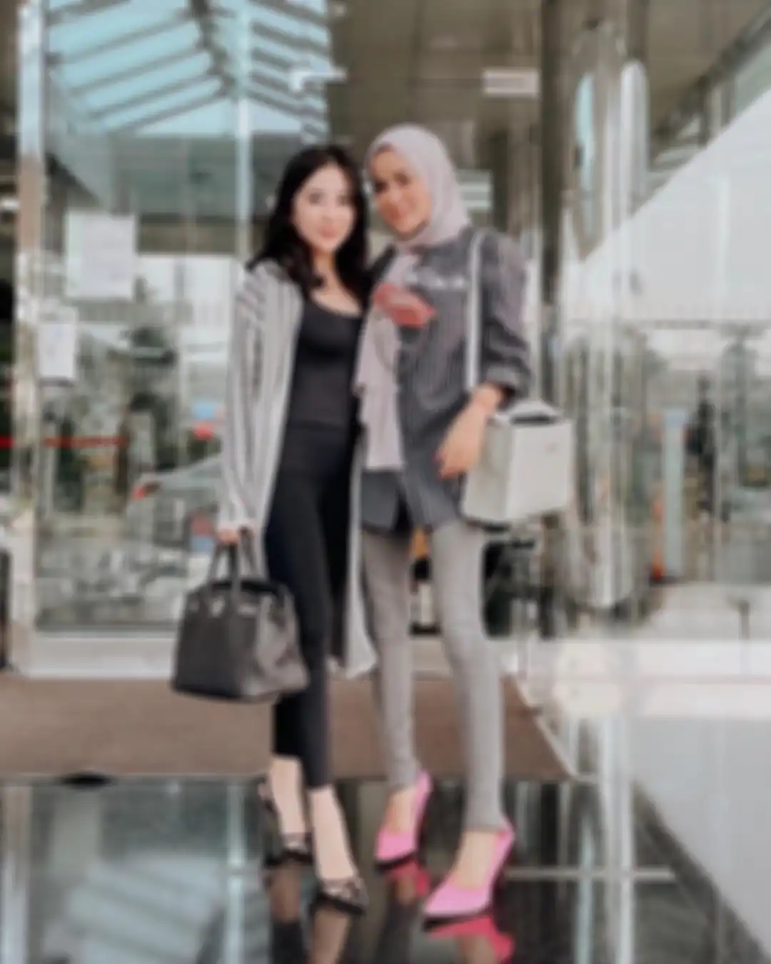 Fashion Hijab Olla Ramlan Pakai Celana Ketat yang Dikritik Netizen