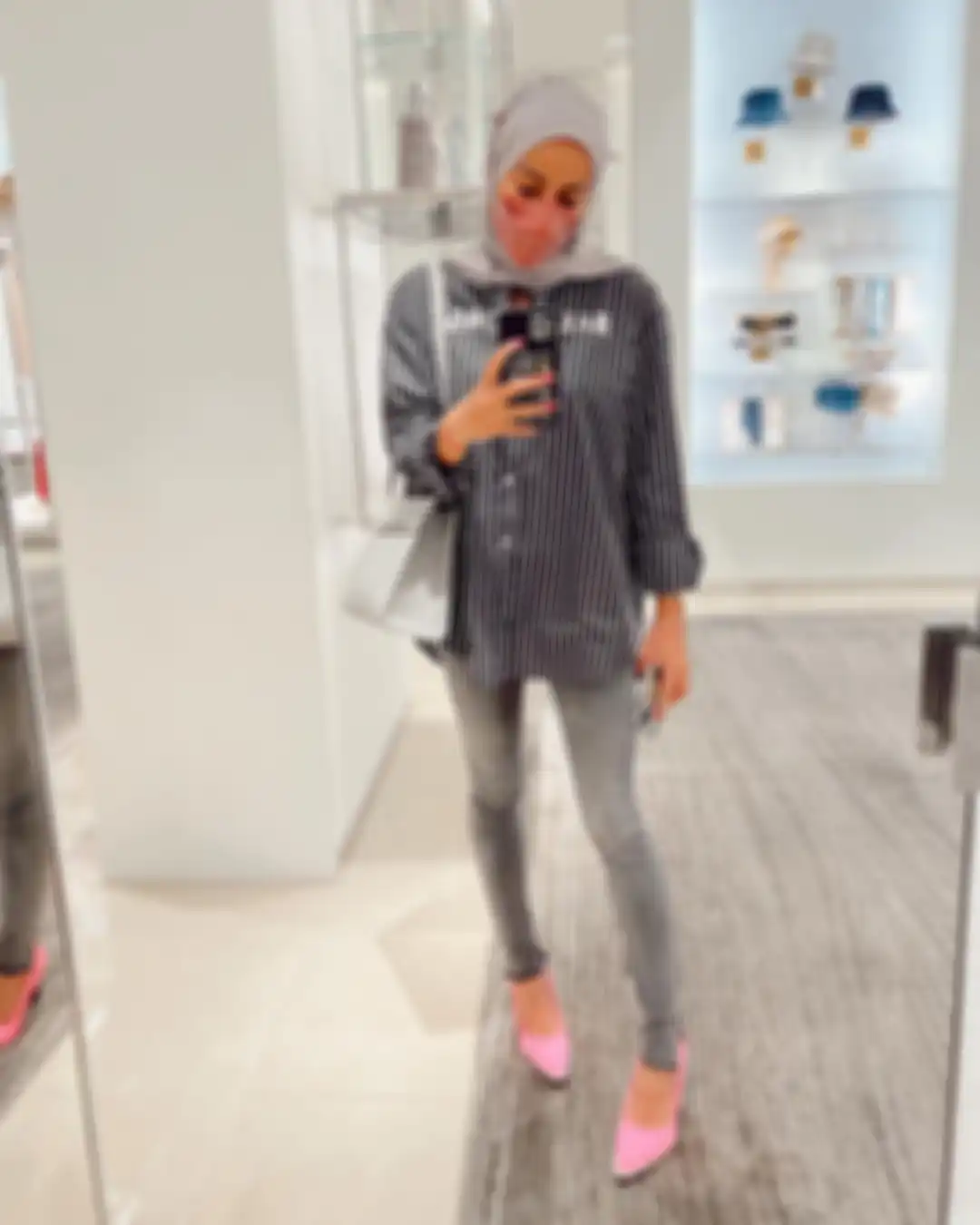 Fashion Hijab Olla Ramlan Pakai Celana Ketat yang Dikritik Netizen