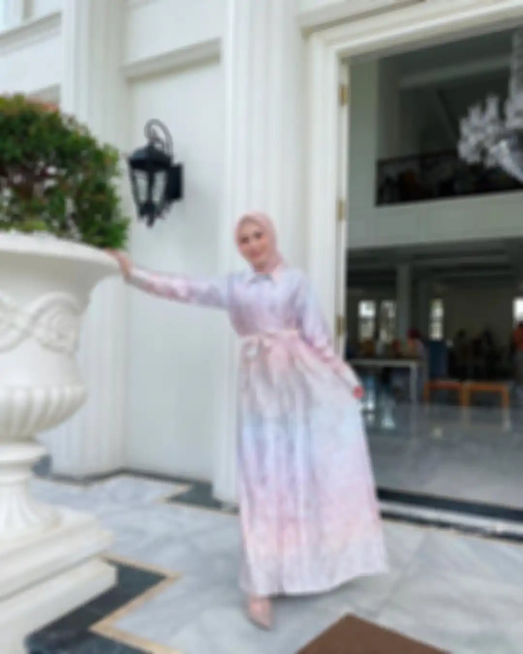 Model gamis modis buat lebaran ala Ayana Moon