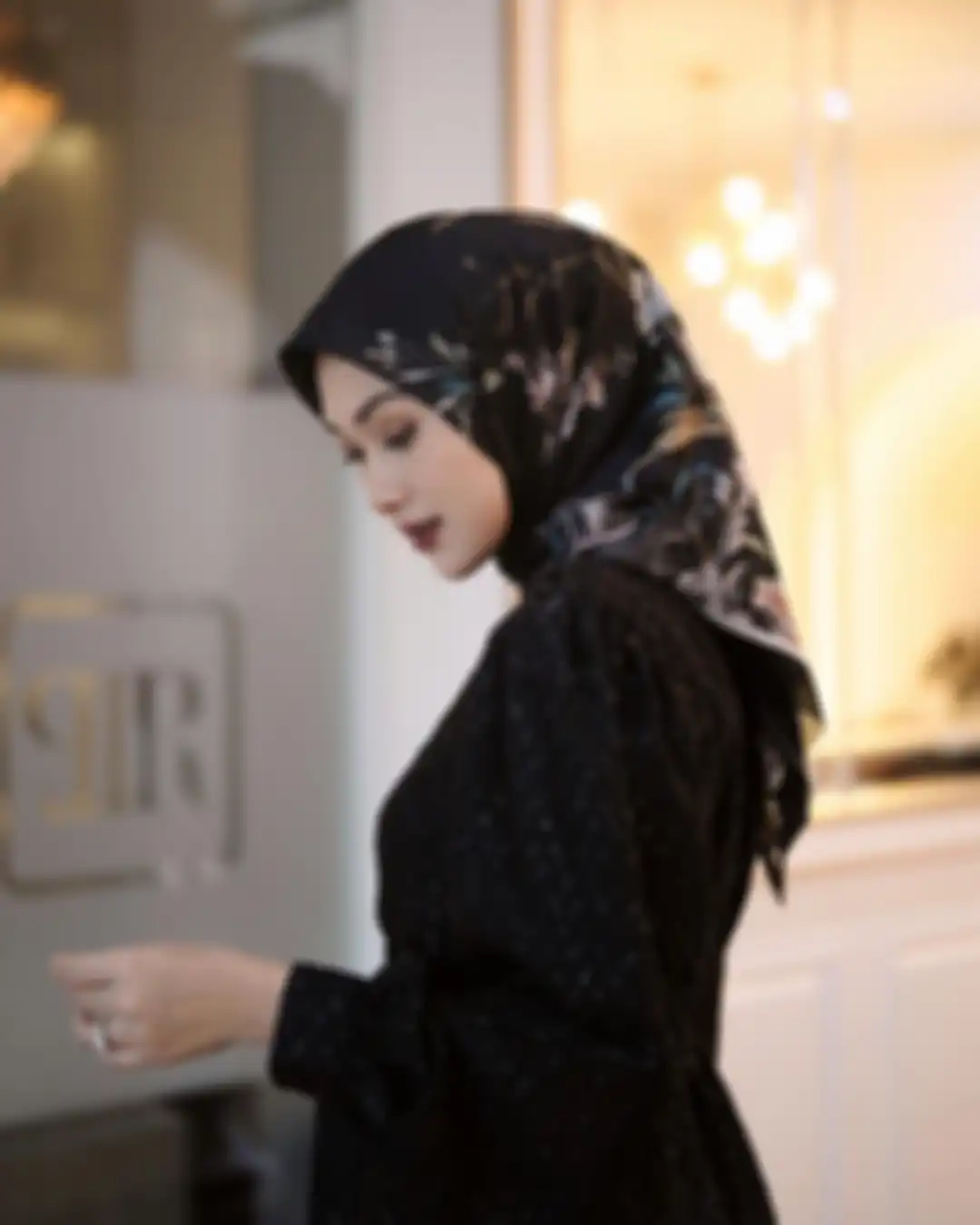 Ide gaya lebaran pakai hijab motif yang lagi tren
