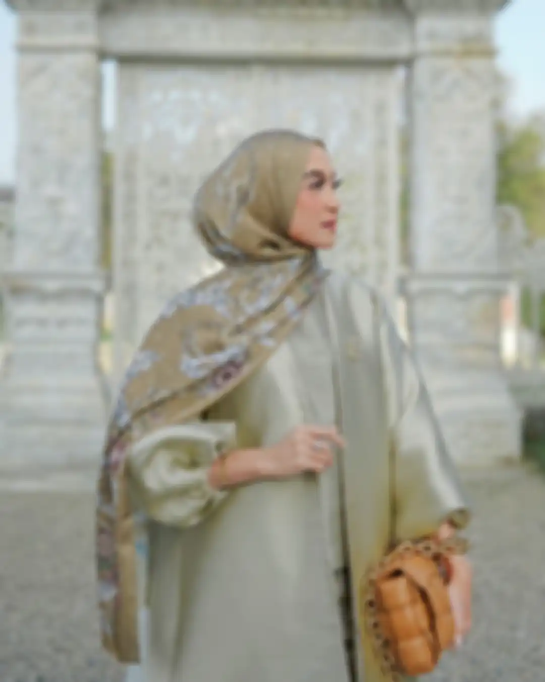Ide gaya lebaran pakai hijab motif yang lagi tren