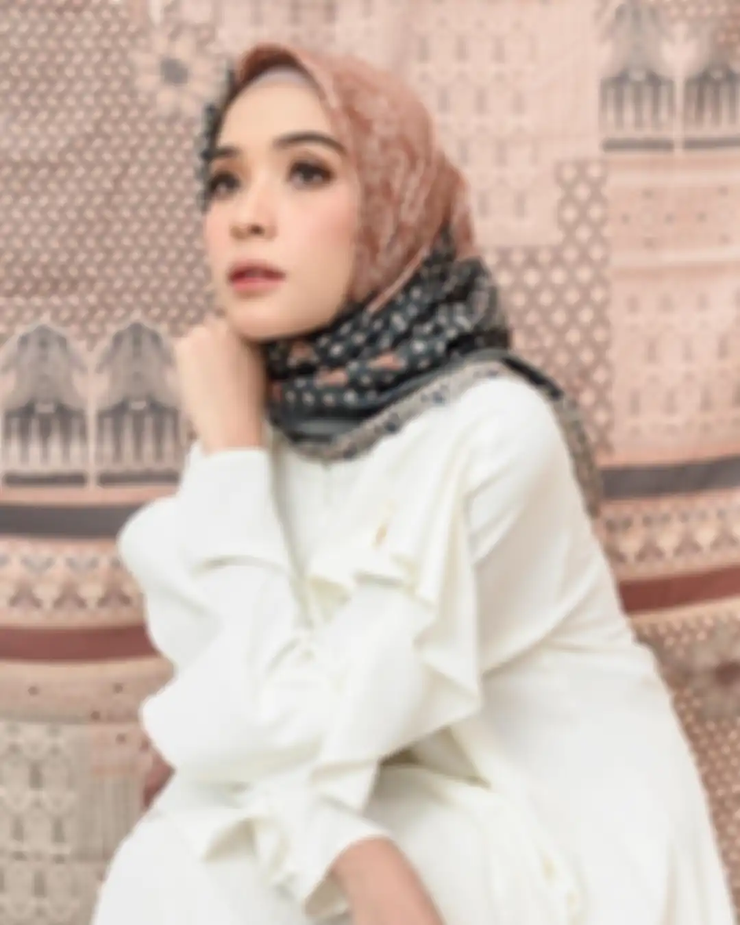 Ide gaya lebaran pakai hijab motif yang lagi tren