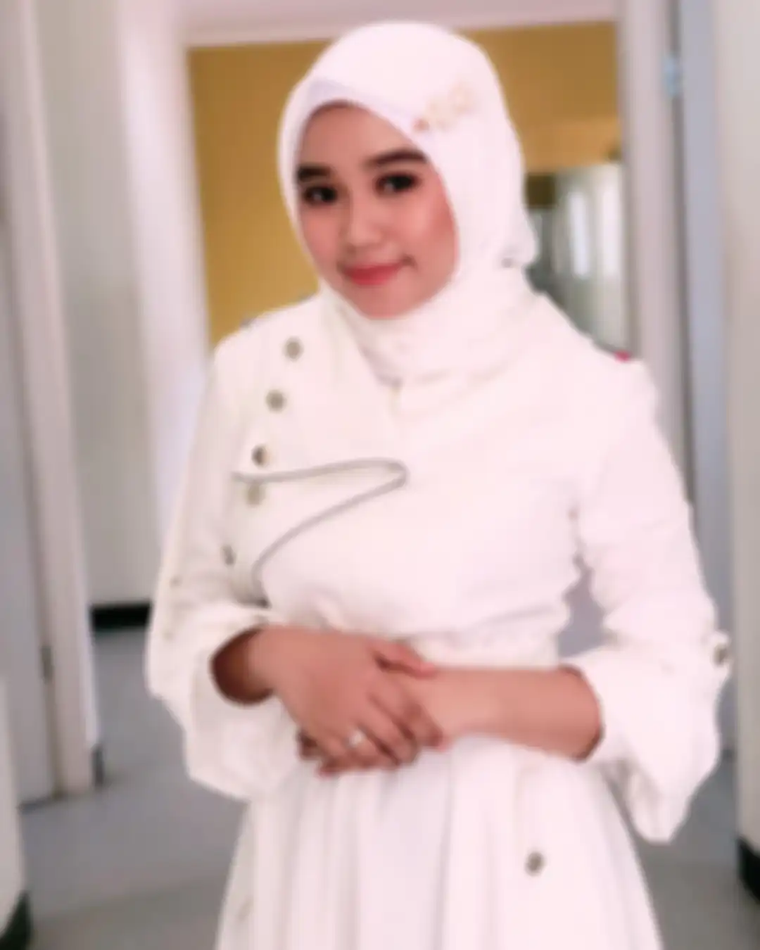 Foto Aulia DA pakai hijab yang bikin adem saat bergaya di depan kamera. Anak pemulung yang sukses boyong keluarga ke Tanah Suci Mekkah.