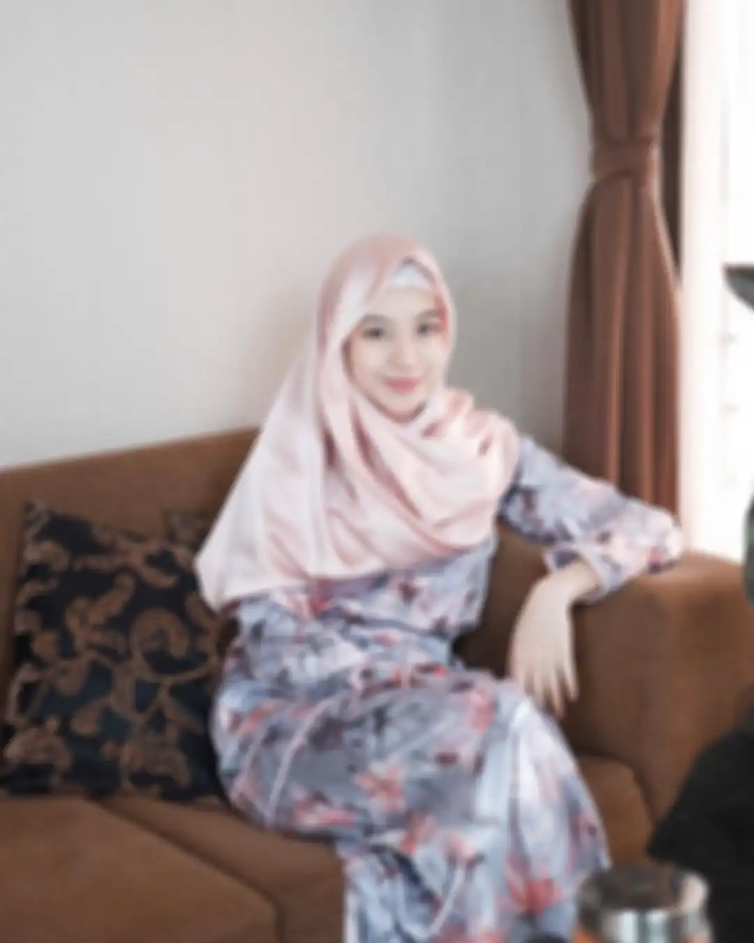 Ghea Indrawari tampil beda dengan hijab
