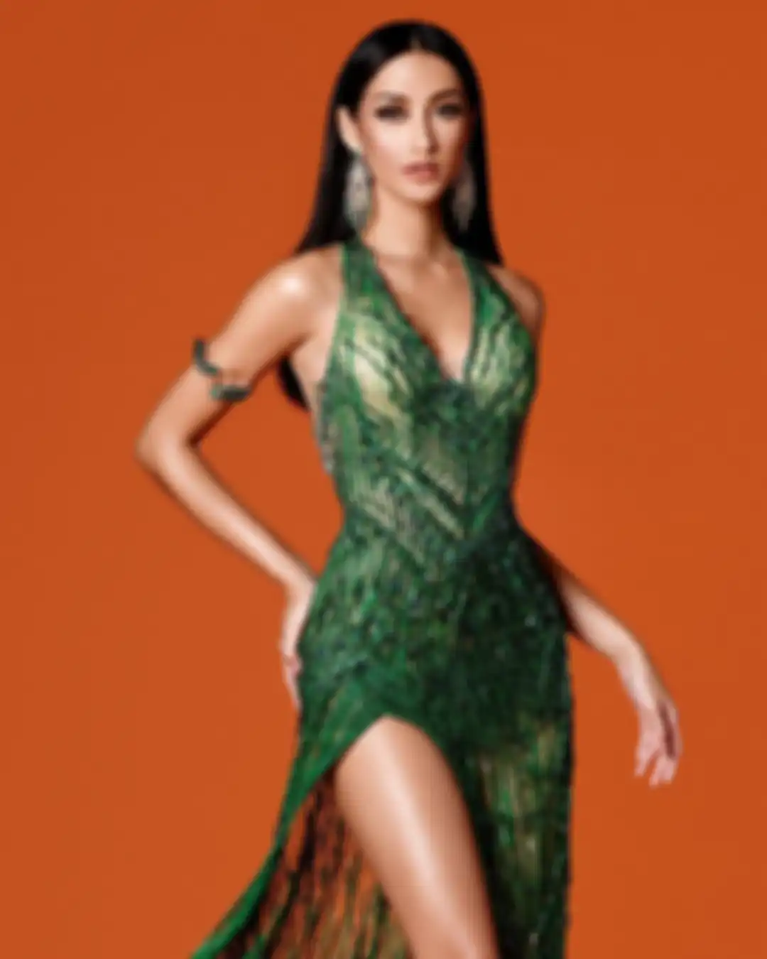 Foto bikini Ayu Maulida Putri, model cantik asal Surabaya yang memukau Miss Universe 2020 dengan kostum komodo.