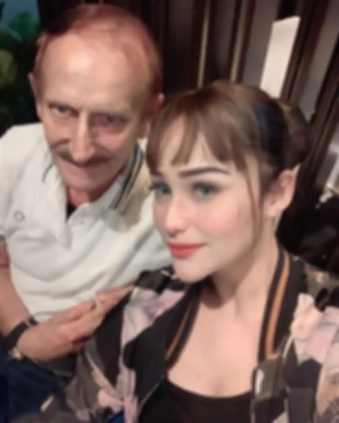 Foto ayah Cristina Laws istri perwira polisi yang disebut mirip Barbie. Cristina pernah menjadi Putri Pariwisata. 