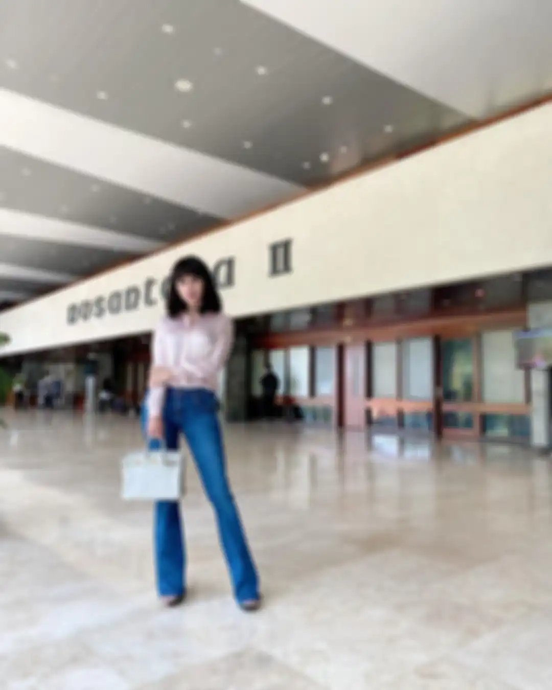 Foto Bebizy saat di gedung DPR. Foto hot pedangdut Bebizy bikin melongo, netizen langsung tulis beragam komentar. 