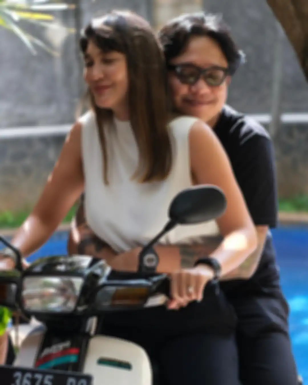 Fotonya dipeluk penyiar Gofar Hilman dengan mata terpejam viral, respons Luna Maya malah banjir komentar.  
