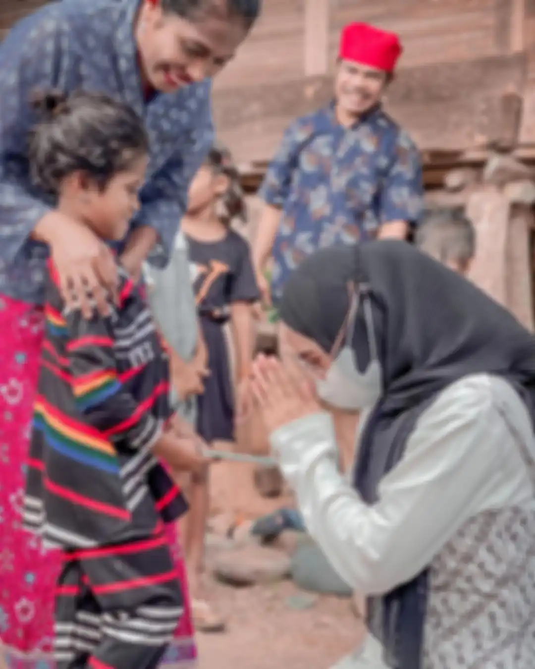Kabar duka datang dari Ria Ricis. Sang kakak, Oki Setiana Dewi sampai meminta agar Ria Ricis segera pulang ke rumah. 