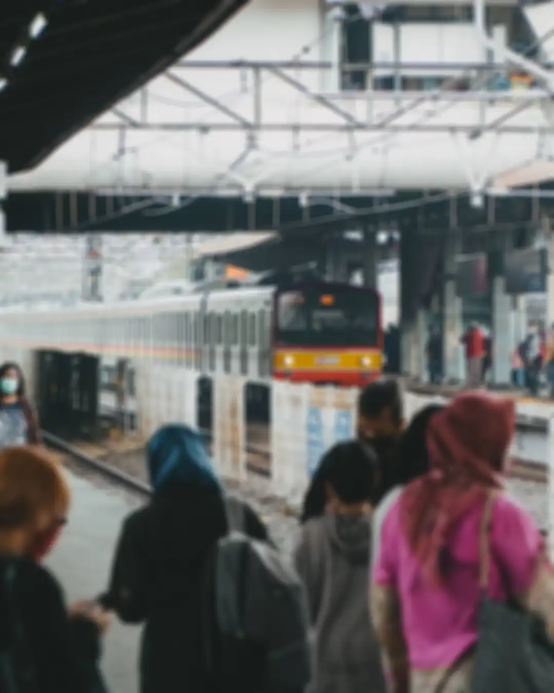 Ilustrasi KRL Commuter. Admin PT KAI Commuter ngegas membalas aduan pelecehan seksual di Twitter, korban ungkap fakta di baliknya. 