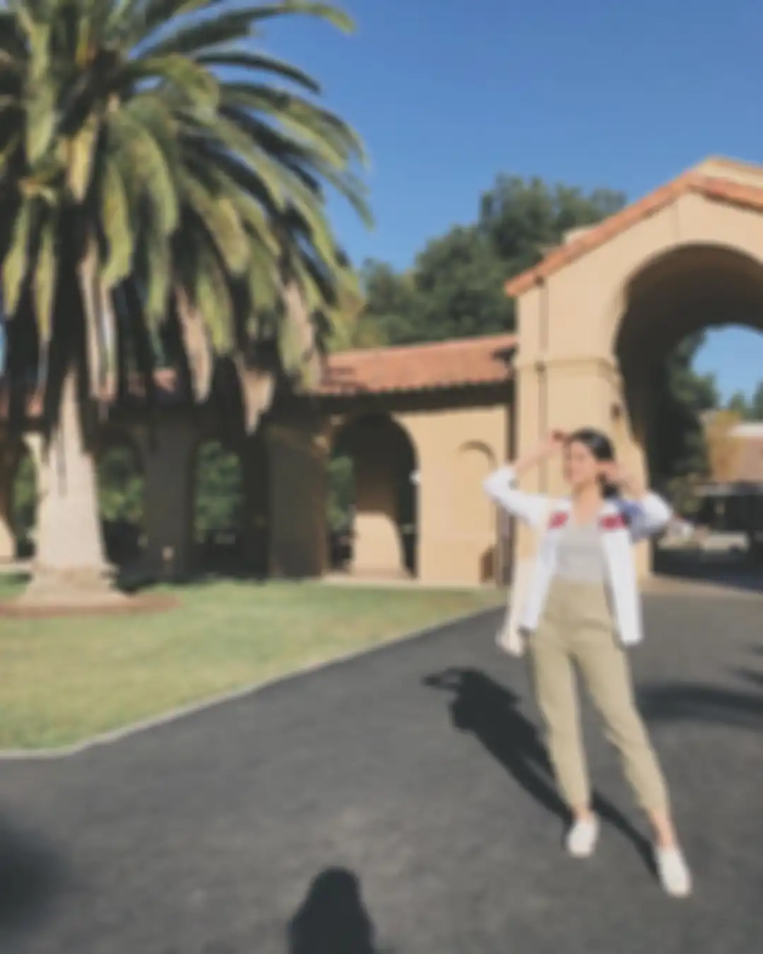 Foto pertama Maudy Ayunda berkeliling Stanford University pada September 2019. Pada 9 Juni 2021, Maudy Ayunda dinyatakan lulus kuliah S2 di sana.
