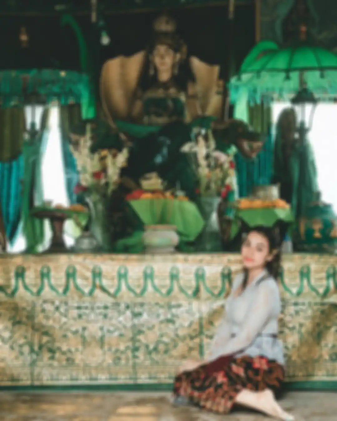 Nora Alexandra mengunggah foto berdoa di pura bersama suaminya, Jerinx SID. Agama Nora Alexandra pun kembali menjadi sorotan. 