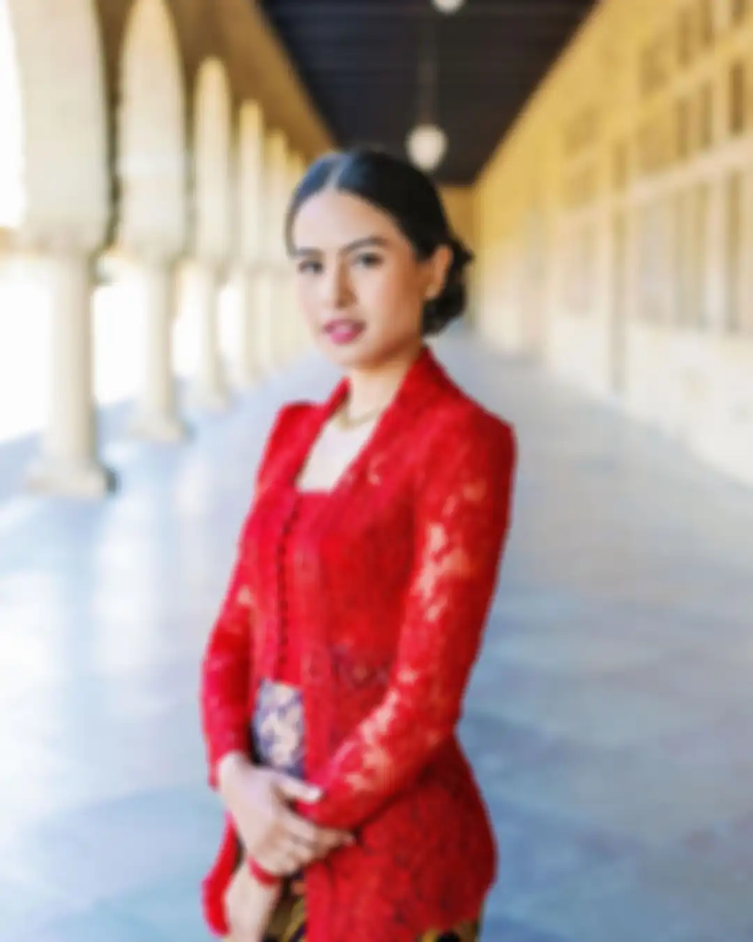 Rancangan kebaya Didiet Maulana berhasil membuat foto wisuda Maudy Ayunda banjir pujian.