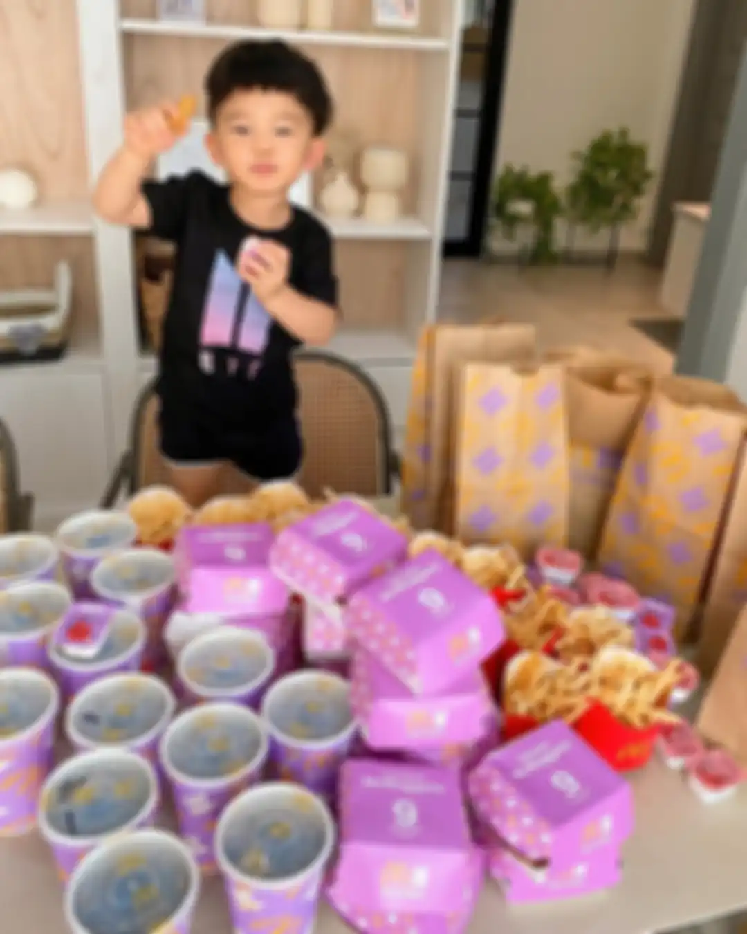 Anak Chef Arnold Poernomo pamer foto unboxing BTS Meal dari McDonalds, ARMY beri komentar ini. 