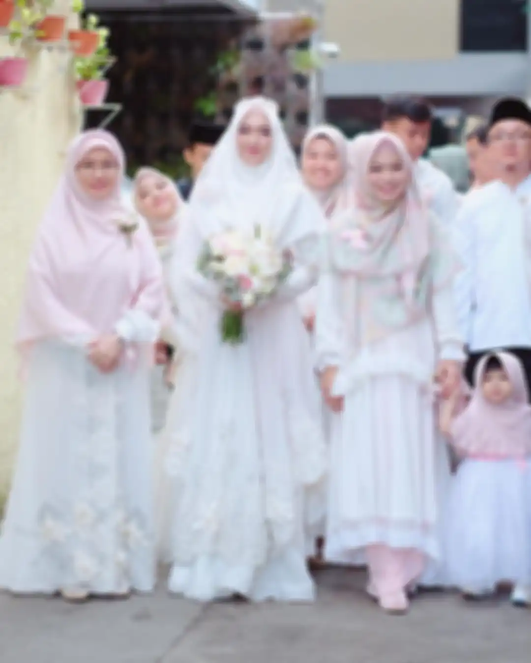Dituding bentak Teh Ninih di masjid dan terseret dalam masalah pernikahan orangtuanya, putri sulung Aa Gym Ghaida Tsurayya memberi jawaban tak terduga.