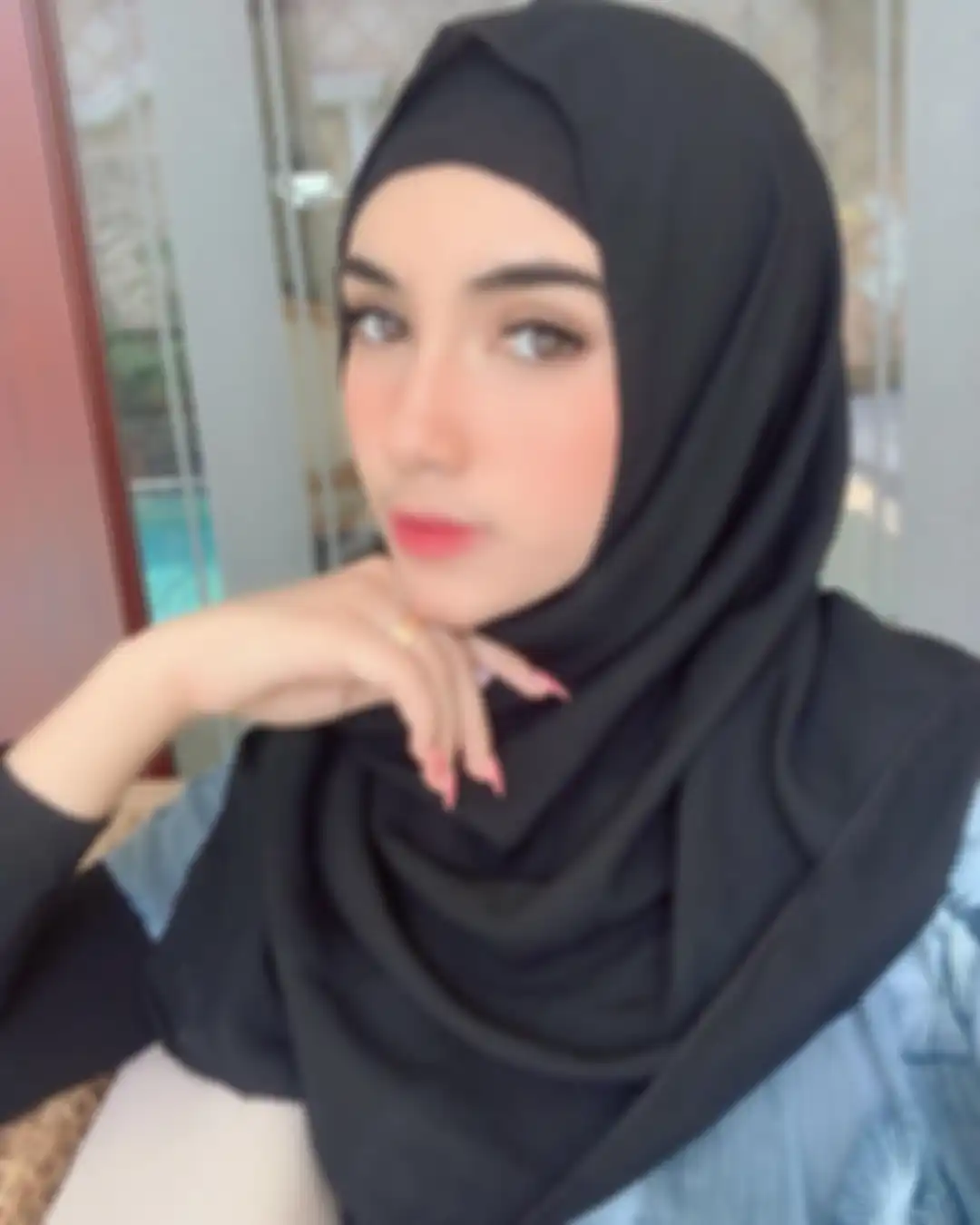 Foto Syahra Larez berhijab. Mantan Rizky Billar ini sempat mengeluarkan komentar soal Lesti Kejora hingga menjadi sorotan.