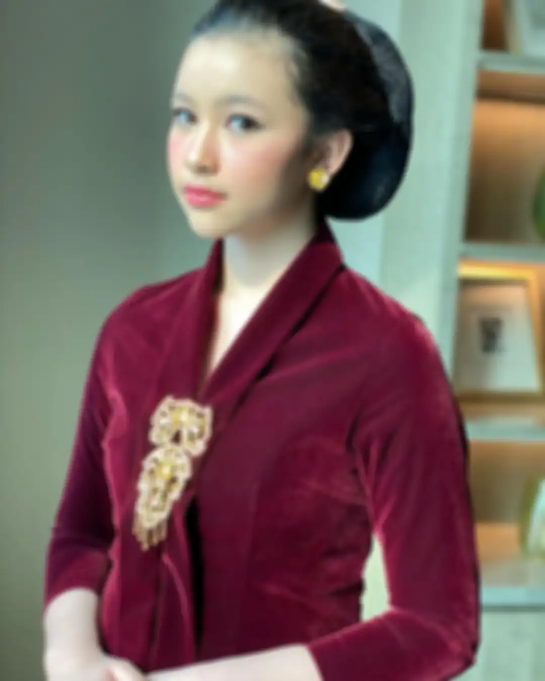 Penampilan Aquene Djorghi, anak Sultan Djorghi pakai kebaya