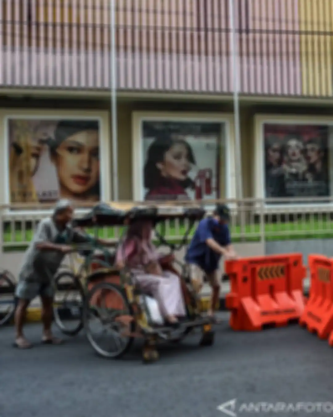  Verified Tukang becak membuka penghalang jalan agar bisa melewati Jalan KHZ Mustofa, Kota Tasikmalaya, Jawa Barat, yang ditutup oleh pemkot setempat, Minggu (27/6/2021). Pemerintah resmi menerapkan PPKM Darurat Jawa dan Bali.