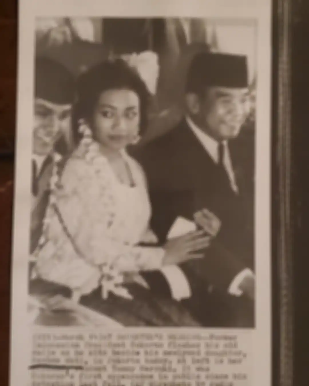 Presiden pertama RI, Soekarno menghadiri pernikahan anak ketiganya, Rachmawati dalam kondisi memilukan.