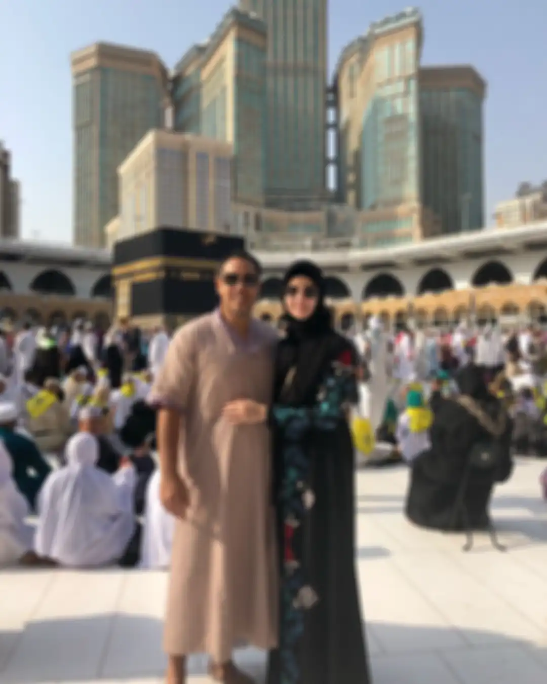 Nia Ramadhani dan Ardi Bakrie saat beribadah di Masjidil Haram, Makkah, Arab Saudi. 