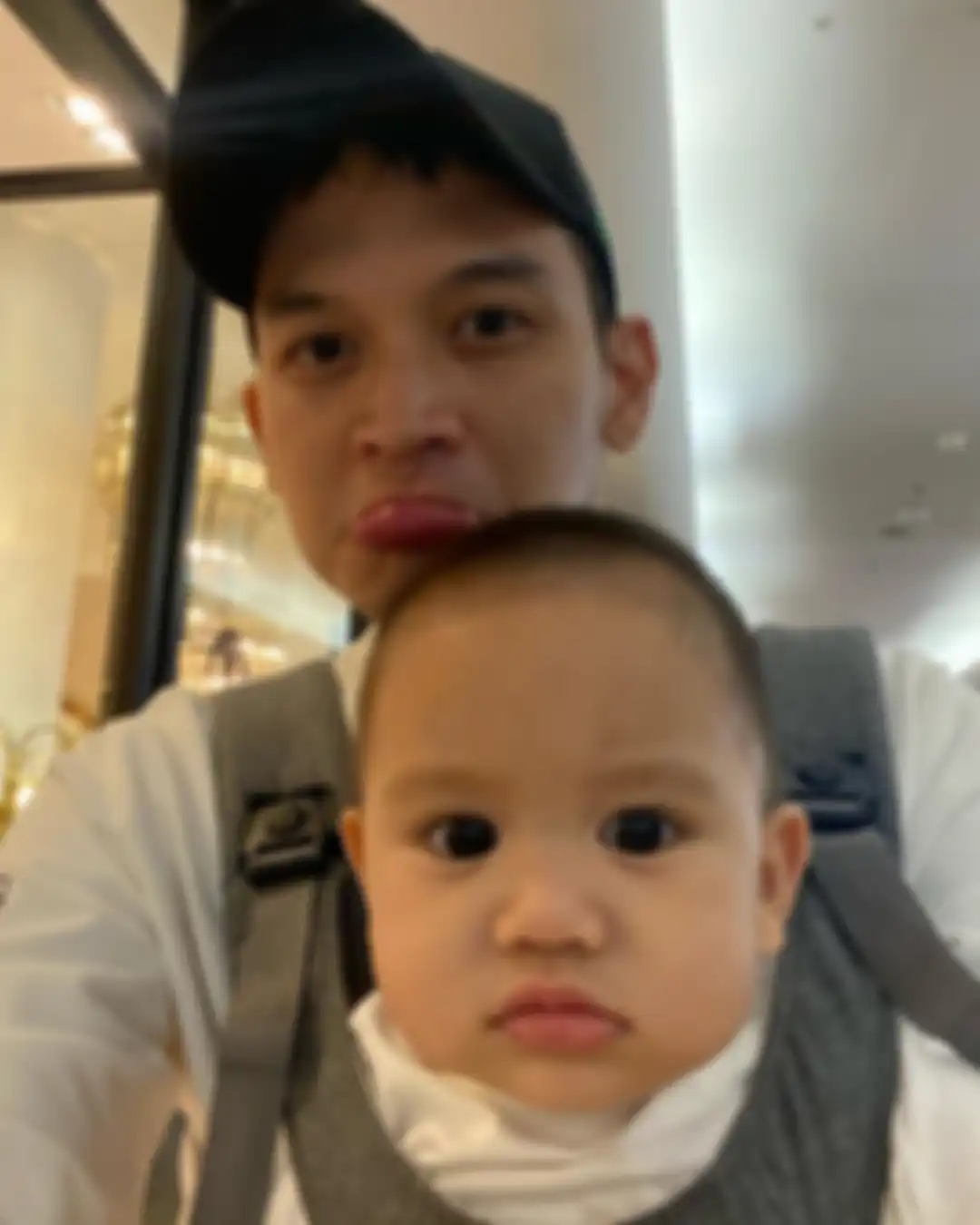 Rezky Aditya saat bersama anak dari pernikahanya dengan Citra Kirana.
