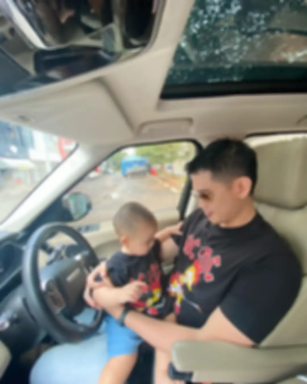 Rezky Aditya saat bersama anak dari pernikahanya dengan Citra Kirana. Wenny Ariani memamerkan foto anak Rezky Aditya kepada Nikita Mirzani. 